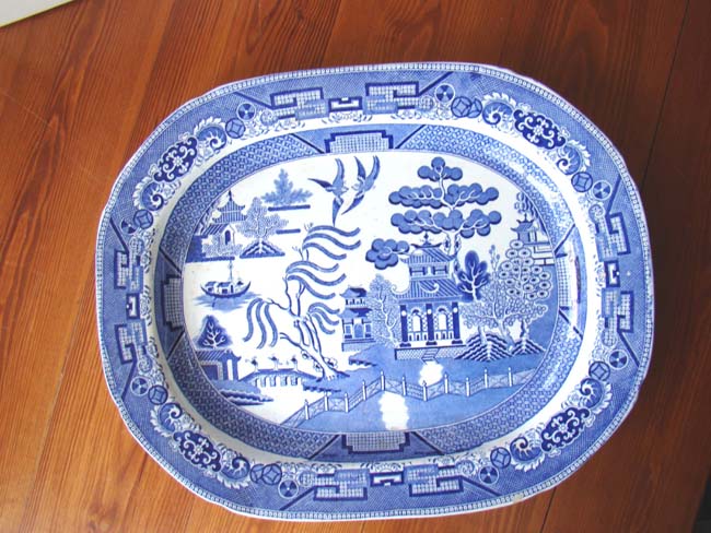 An Assembled and Graduated Set of Nine English Willow Pattern serving Platters circa 1880-1920 — image 4